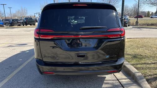 2023 Chrysler Pacifica Hybrid Touring L