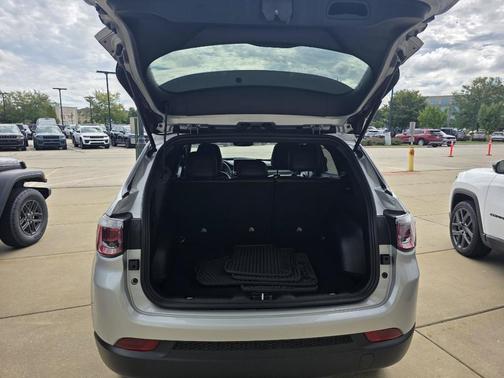 Silver Zynith 2026 Jeep Compass Latitude