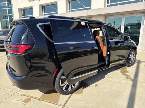 2026 Chrysler Pacifica Pinnacle AWD