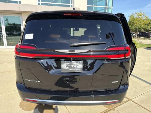 2026 Chrysler Pacifica Pinnacle AWD