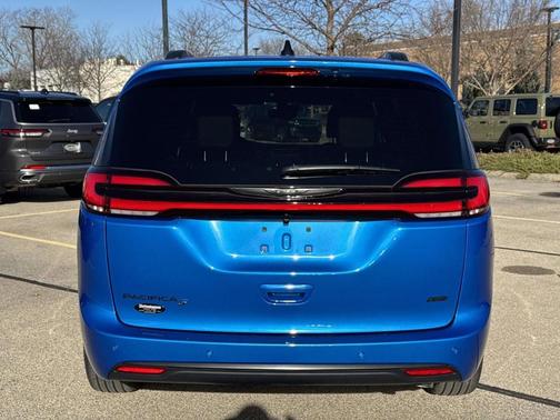 2026 Chrysler Pacifica Select AWD