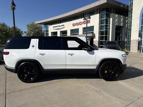 2024 Rivian R1S Adventure