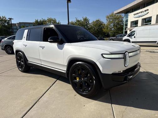 2024 Rivian R1S Adventure