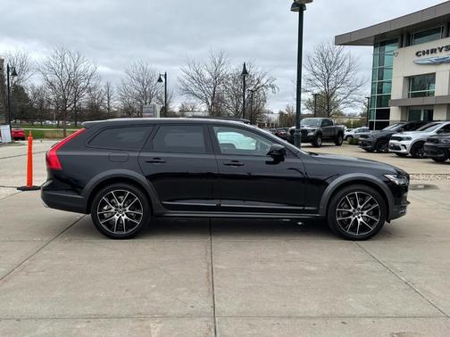 2018 Volvo V90 Cross Country T6