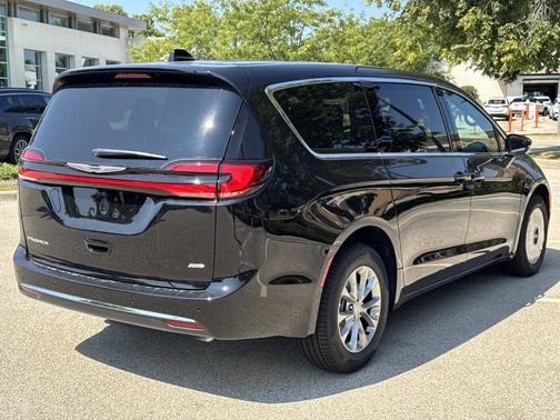 2026 Chrysler Pacifica Select AWD