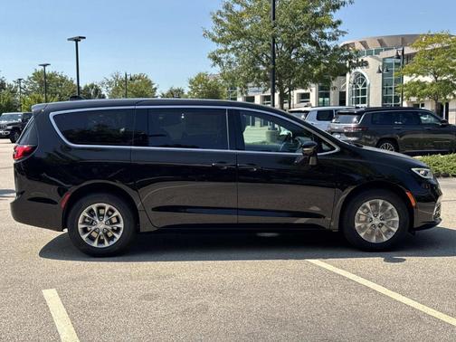 2026 Chrysler Pacifica Select AWD