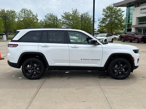2025 Jeep Grand Cherokee Laredo