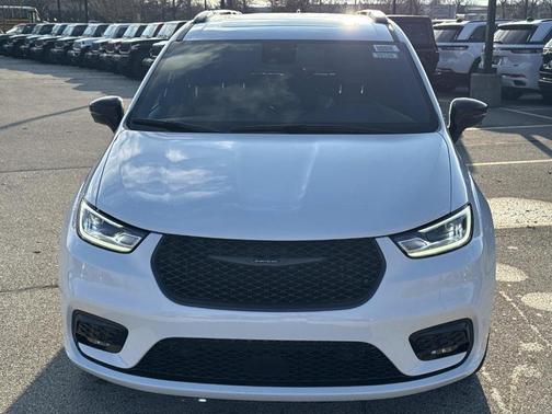 2026 Chrysler Pacifica Select AWD