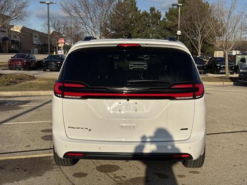 2026 Chrysler Pacifica Select AWD