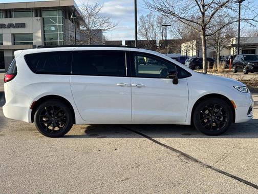 2026 Chrysler Pacifica Select AWD