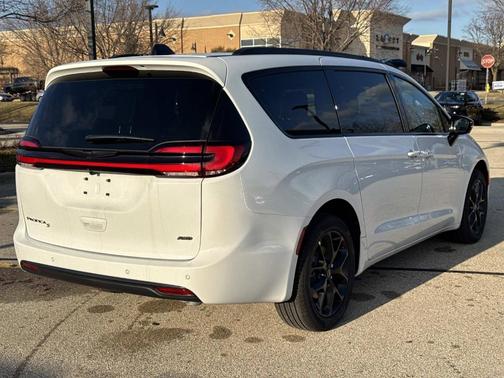 2026 Chrysler Pacifica Select AWD