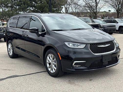 Diamond Black 2025 Chrysler Pacifica Select