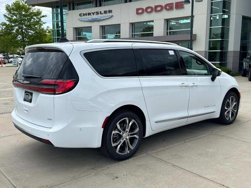 2025 Chrysler Pacifica Pinnacle