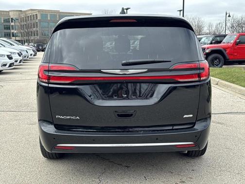 Diamond Black 2025 Chrysler Pacifica Select