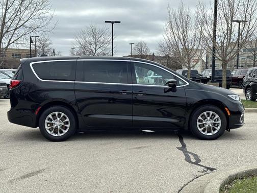 Diamond Black 2025 Chrysler Pacifica Select