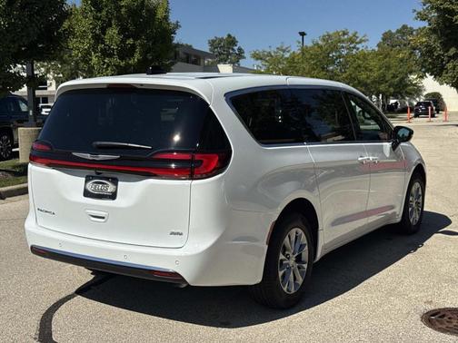 2026 Chrysler Pacifica Select AWD