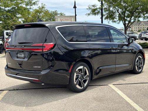 Diamond Black 2027 Chrysler Pacifica LIMITED