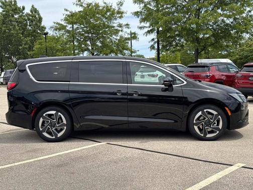 Diamond Black 2027 Chrysler Pacifica LIMITED