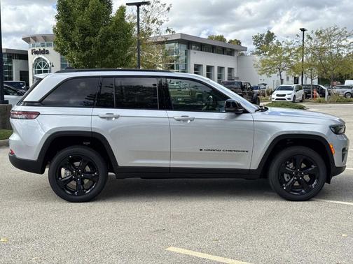 2025 Jeep Grand Cherokee Laredo
