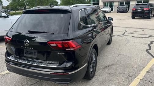 Deep Black Pearl Effect 2022 Volkswagen Tiguan 2.0T SE