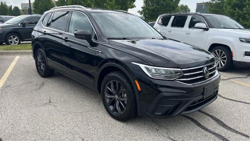 Deep Black Pearl Effect 2022 Volkswagen Tiguan 2.0T SE