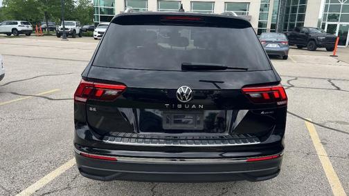 Deep Black Pearl Effect 2022 Volkswagen Tiguan 2.0T SE