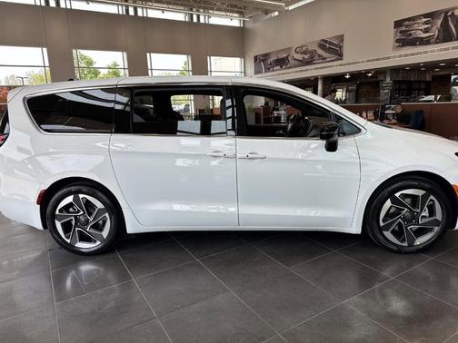 Bright White 2027 Chrysler Pacifica LIMITED