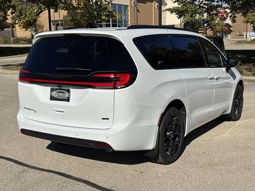 2026 Chrysler Pacifica Select AWD