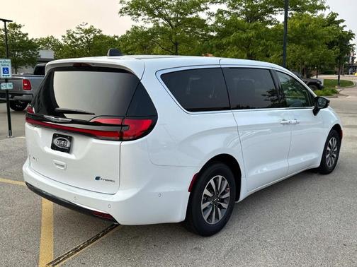 2025 Chrysler Pacifica Hybrid Select