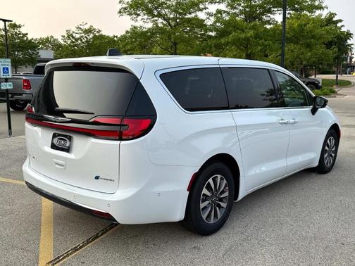 2025 Chrysler Pacifica Hybrid Select