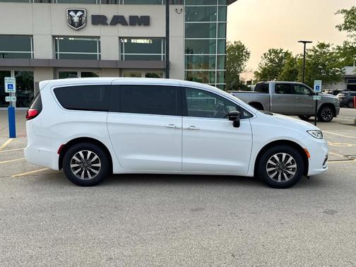 2025 Chrysler Pacifica Hybrid Select
