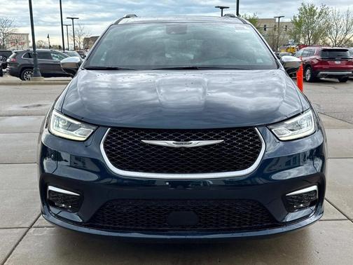 2025 Chrysler Pacifica Hybrid Pinnacle