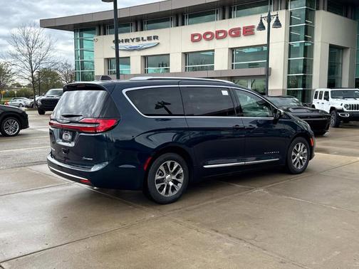2025 Chrysler Pacifica Hybrid Pinnacle
