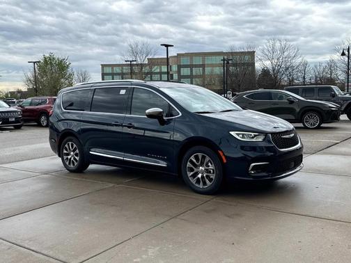 2025 Chrysler Pacifica Hybrid Pinnacle