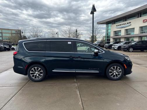 2025 Chrysler Pacifica Hybrid Pinnacle
