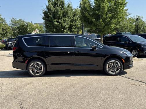 Diamond Black 2027 Chrysler Pacifica LIMITED