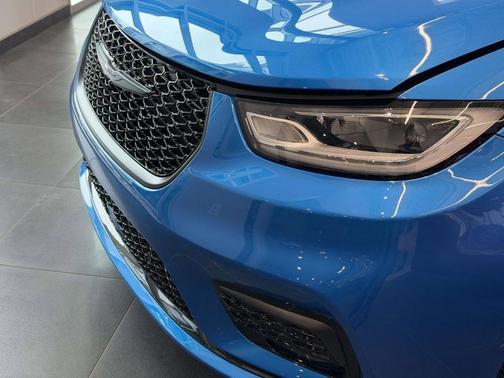 Hydro Blue Pearlcoat 2026 Chrysler Pacifica Limited