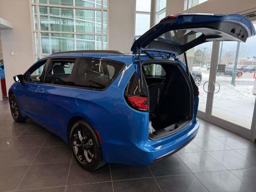 Hydro Blue Pearlcoat 2026 Chrysler Pacifica Limited