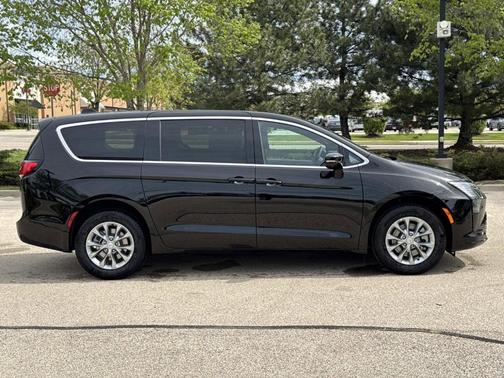 Diamond Black 2027 Chrysler Pacifica SELECT