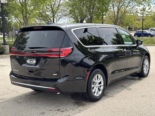 Diamond Black 2027 Chrysler Pacifica SELECT