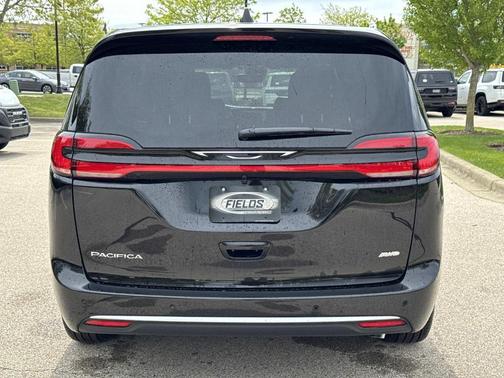 Diamond Black 2027 Chrysler Pacifica SELECT