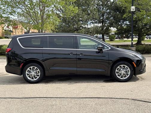 Diamond Black 2027 Chrysler Pacifica SELECT