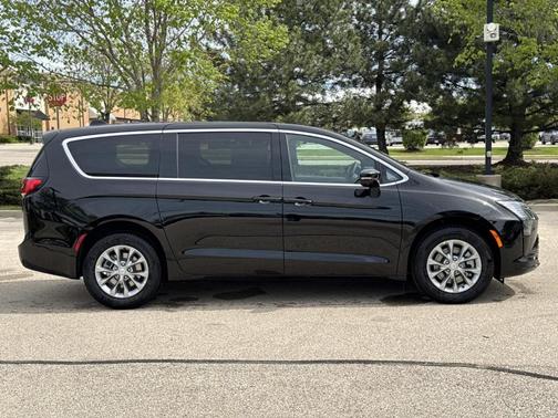 Diamond Black 2027 Chrysler Pacifica SELECT