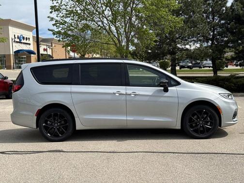 Silver Mist 2026 Chrysler Pacifica Limited