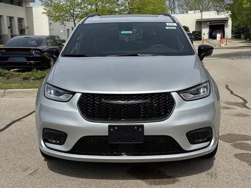 Silver Mist 2026 Chrysler Pacifica Limited