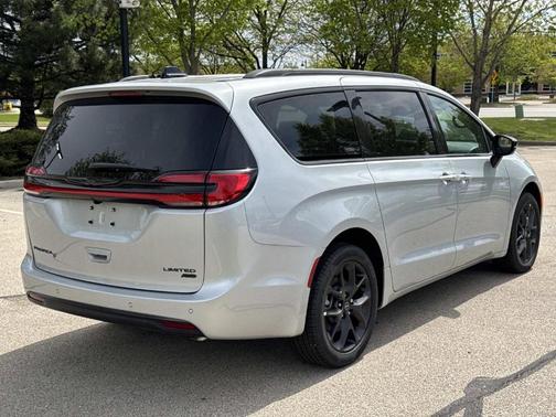 Silver Mist 2026 Chrysler Pacifica Limited