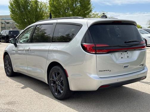 Silver Mist 2026 Chrysler Pacifica Limited
