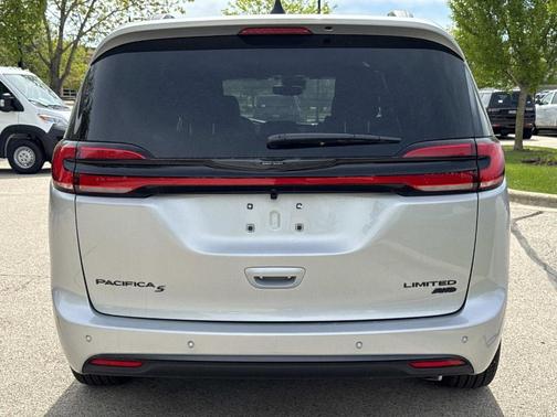 Silver Mist 2026 Chrysler Pacifica Limited