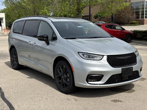 Silver Mist 2026 Chrysler Pacifica Limited