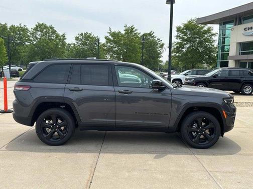 2025 Jeep Grand Cherokee Laredo